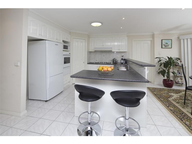 2 Barnsley Drive, Endeavour Hills VIC 3802
