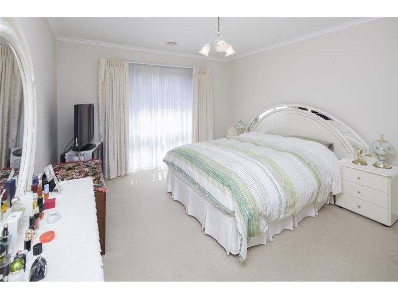 2 Barnsley Drive, Endeavour Hills VIC 3802