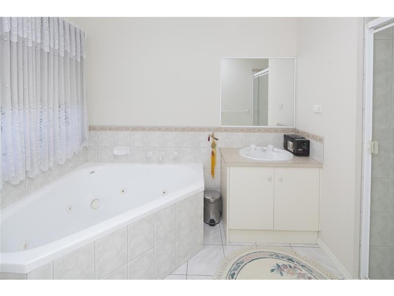 2 Barnsley Drive, Endeavour Hills VIC 3802