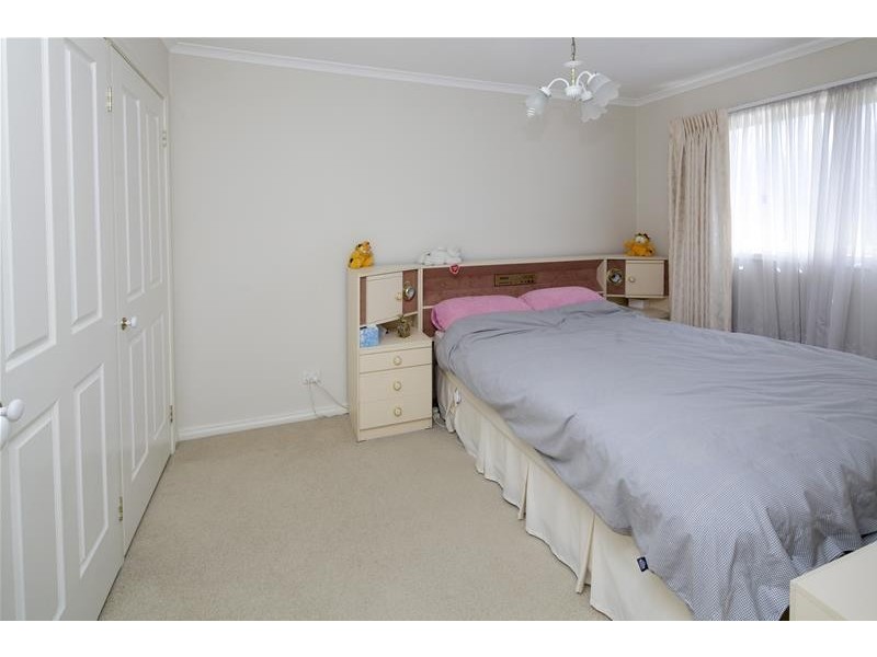 2 Barnsley Drive, Endeavour Hills VIC 3802