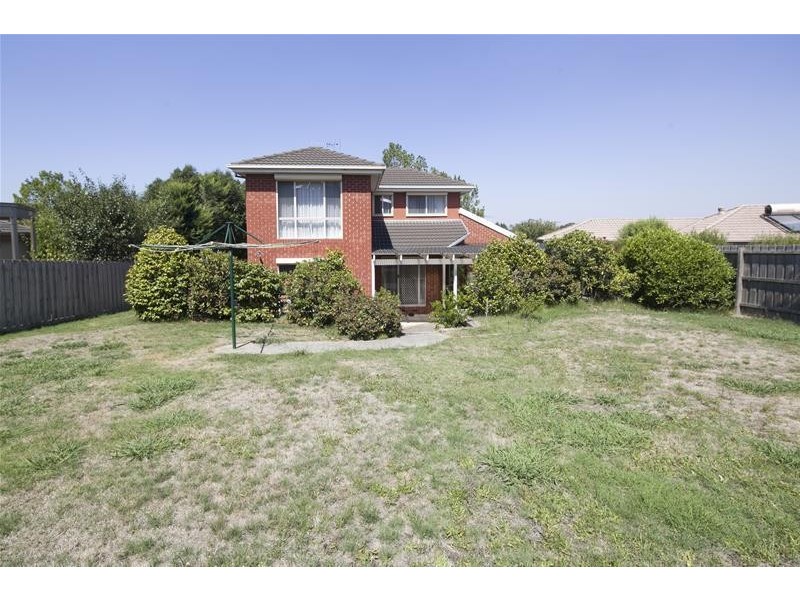 2 Barnsley Drive, Endeavour Hills VIC 3802