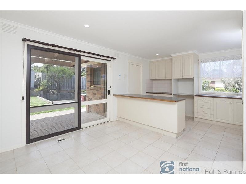 16 Sydney Parkinson Drive, Endeavour Hills VIC 3802