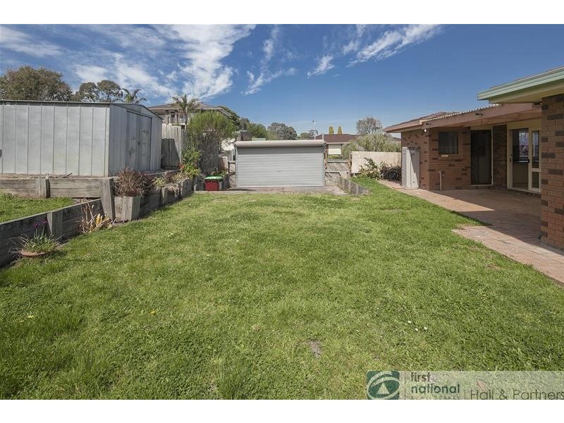 16 Sydney Parkinson Drive, Endeavour Hills VIC 3802