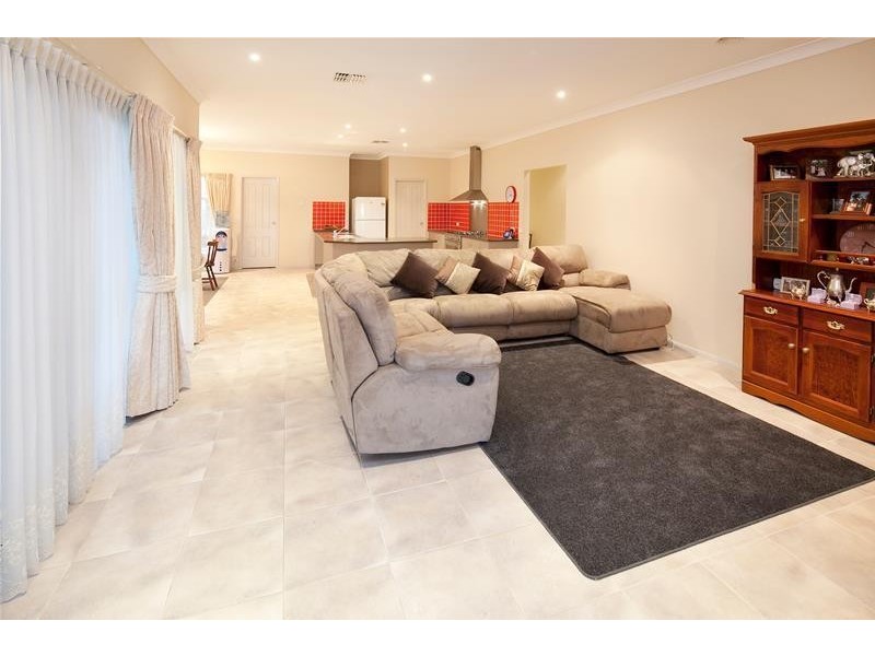 6 Castawellan Street, Lyndhurst VIC 3975