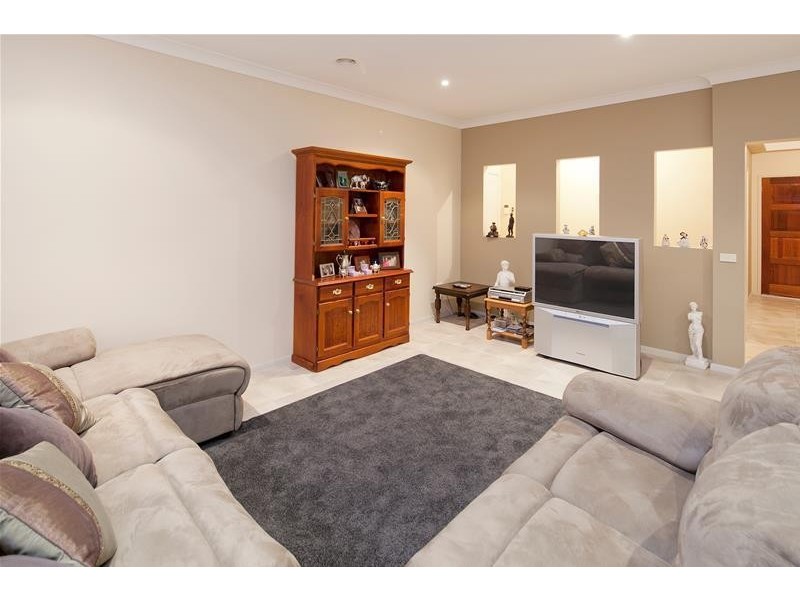 6 Castawellan Street, Lyndhurst VIC 3975