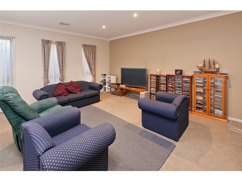 6 Castawellan Street, Lyndhurst VIC 3975