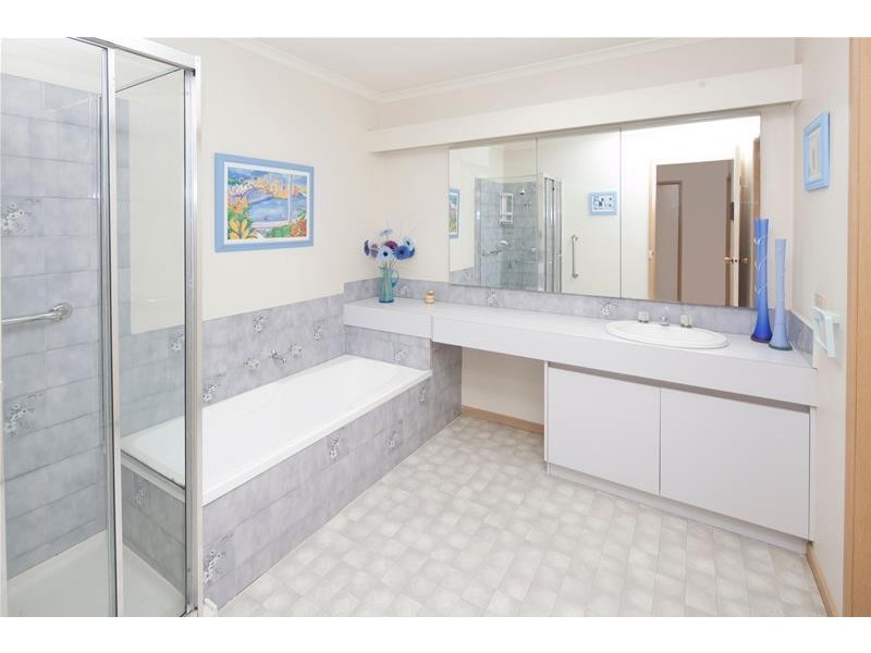 6/13 Endeavour Crescent, Endeavour Hills VIC 3802