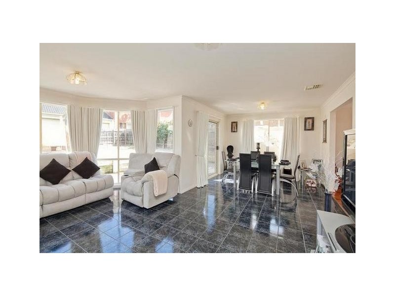 15 Erica Close, Endeavour Hills VIC 3802