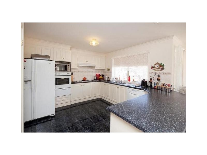 15 Erica Close, Endeavour Hills VIC 3802