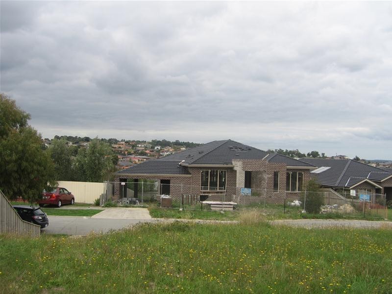 32 Sheldon Drive, Berwick VIC 3806