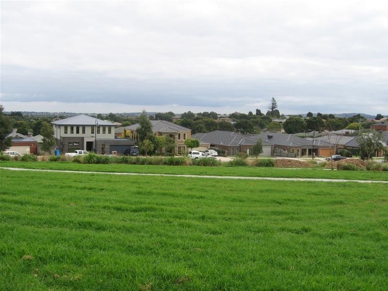 32 Sheldon Drive, Berwick VIC 3806