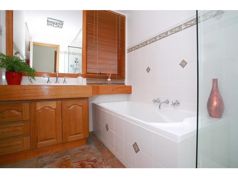 13 Huckson Rise, Dandenong North VIC 3175