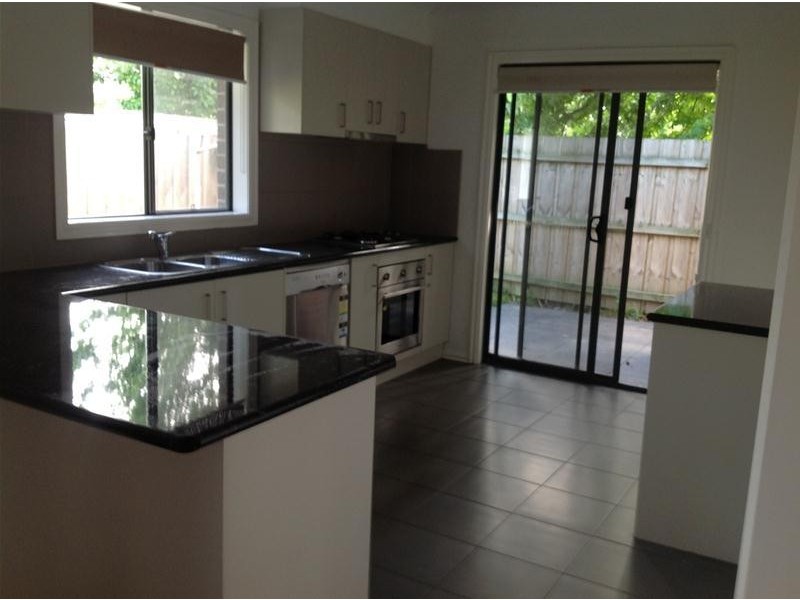 2/8 Holly Avenue, Dandenong North VIC 3175