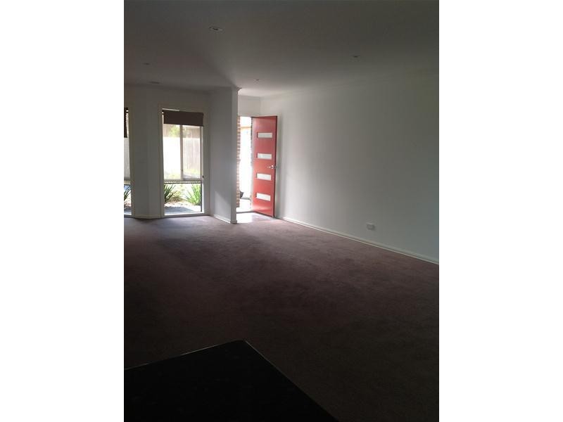 2/8 Holly Avenue, Dandenong North VIC 3175