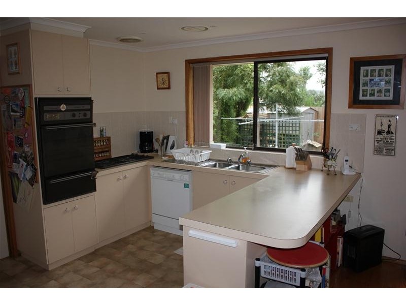 10 Kinloch Gardens, Endeavour Hills VIC 3802