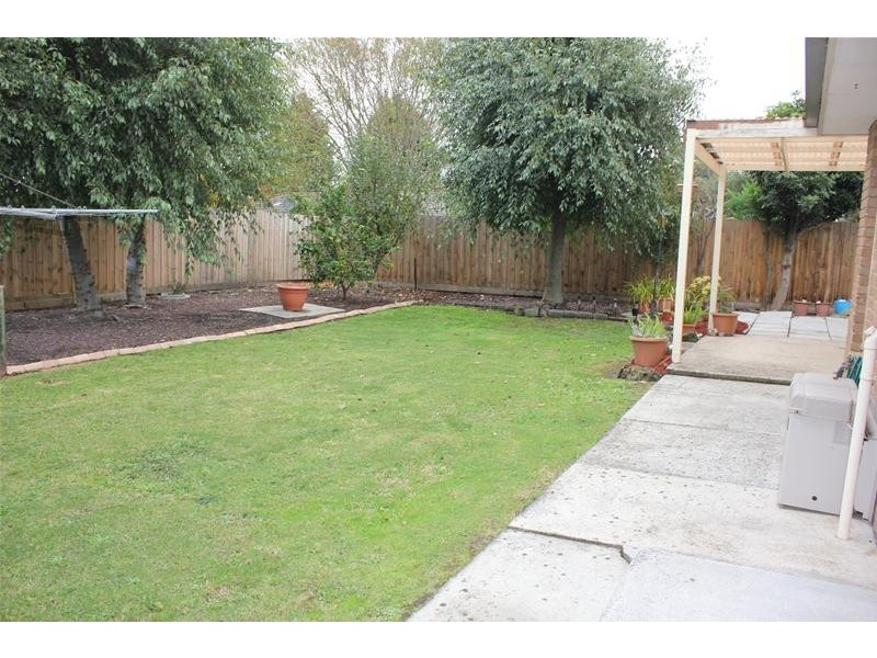 10 Kinloch Gardens, Endeavour Hills VIC 3802