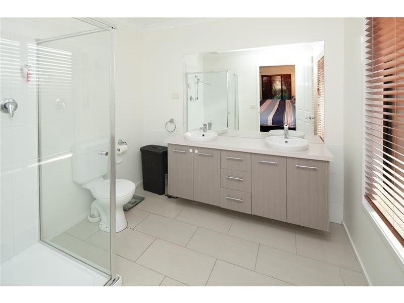 4 Isobel Parade, Beaconsfield VIC 3807