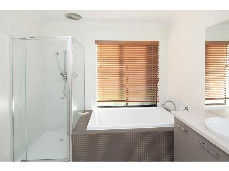 4 Isobel Parade, Beaconsfield VIC 3807