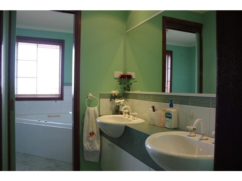 49 George Bass Avenue, Endeavour Hills VIC 3802