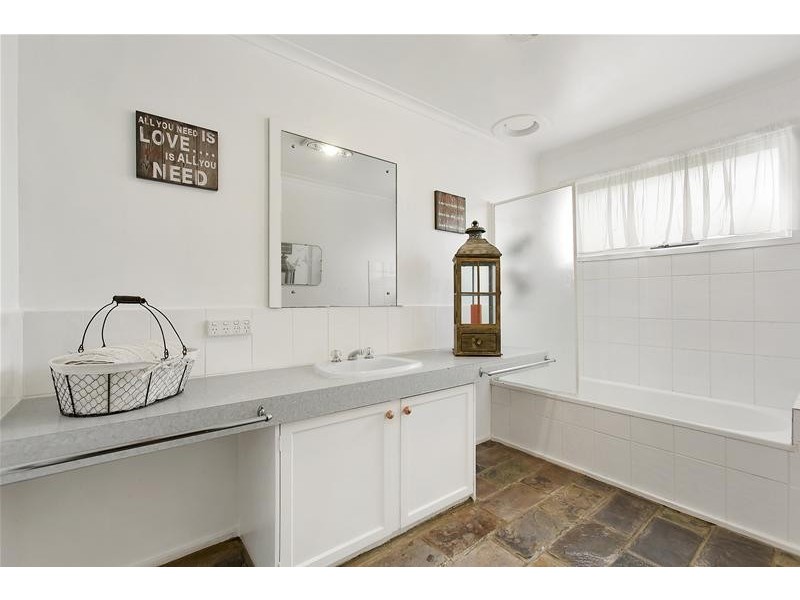 10 Radleigh Drive, Wheelers Hill VIC 3150