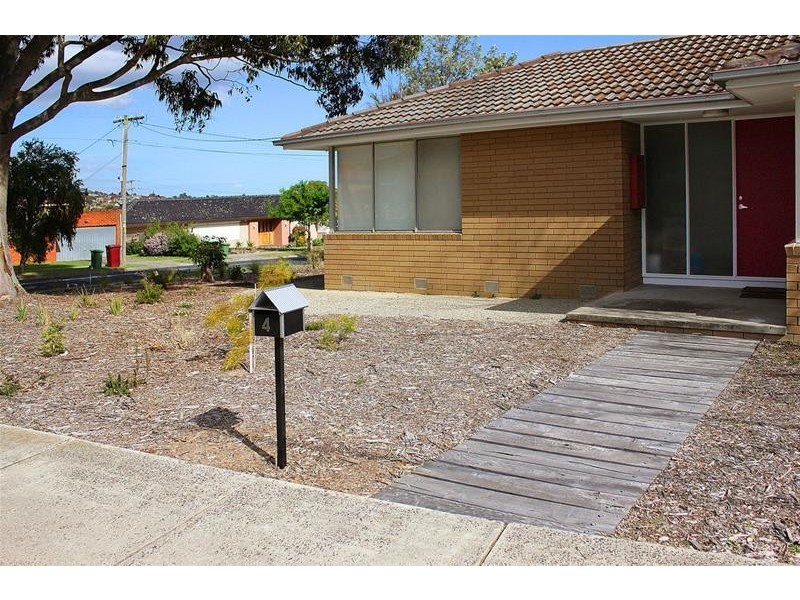 4 Essex Park Drive, Endeavour Hills VIC 3802