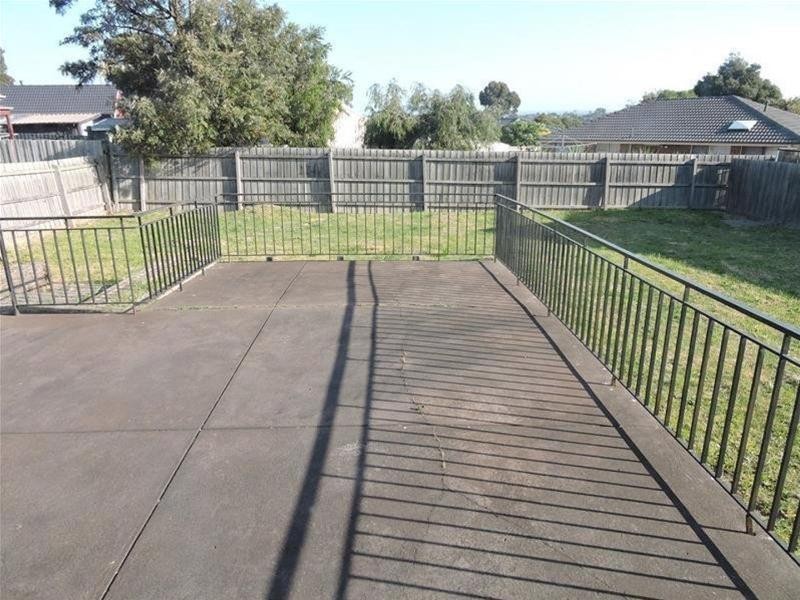 24 Rossiter Avenue, Endeavour Hills VIC 3802