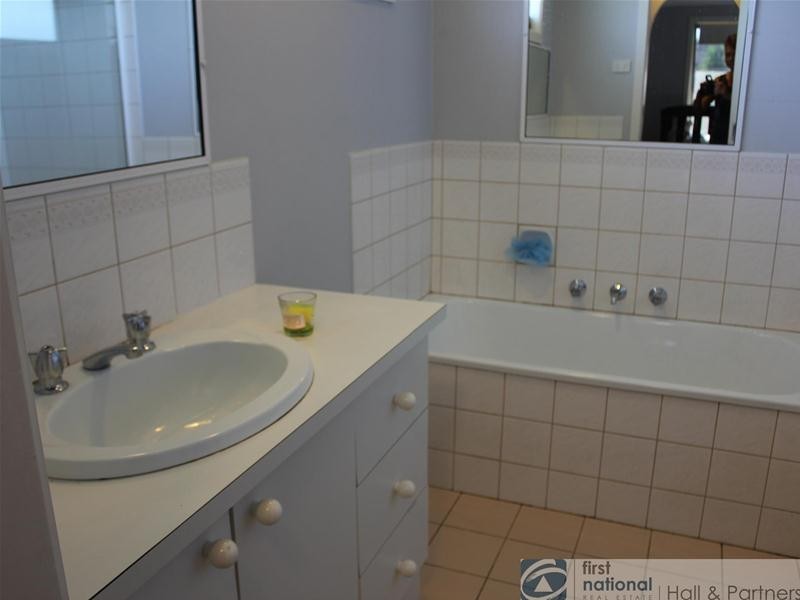 2/33 David Collins Drive, Endeavour Hills VIC 3802