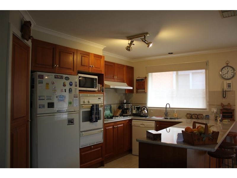 2 Maryrose Crescent, Endeavour Hills VIC 3802