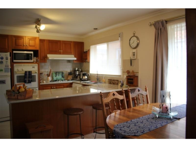 2 Maryrose Crescent, Endeavour Hills VIC 3802