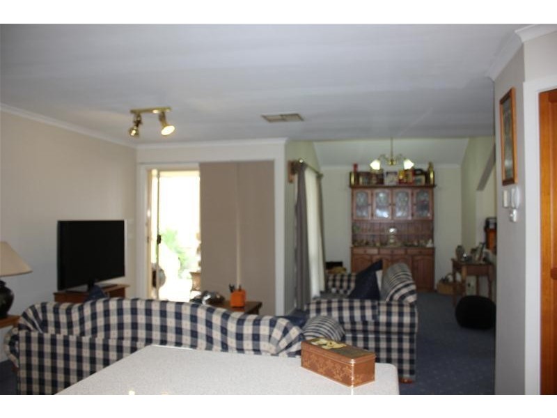 2 Maryrose Crescent, Endeavour Hills VIC 3802