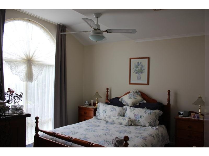 2 Maryrose Crescent, Endeavour Hills VIC 3802