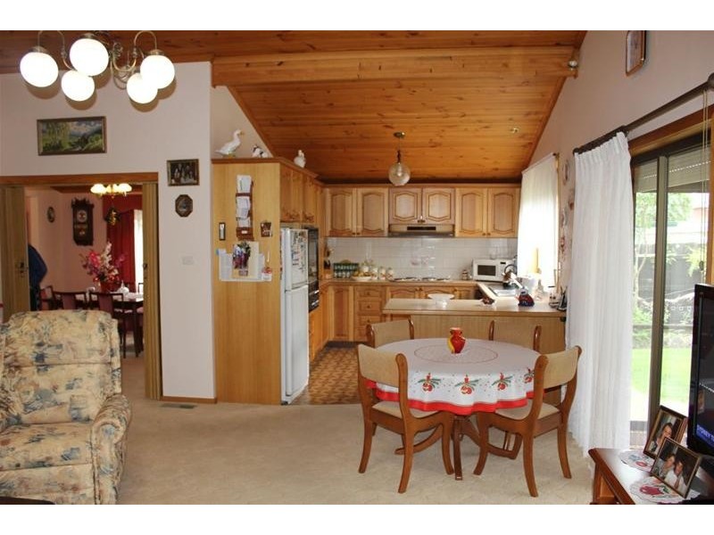 16 Endeavour Crescent, Endeavour Hills VIC 3802