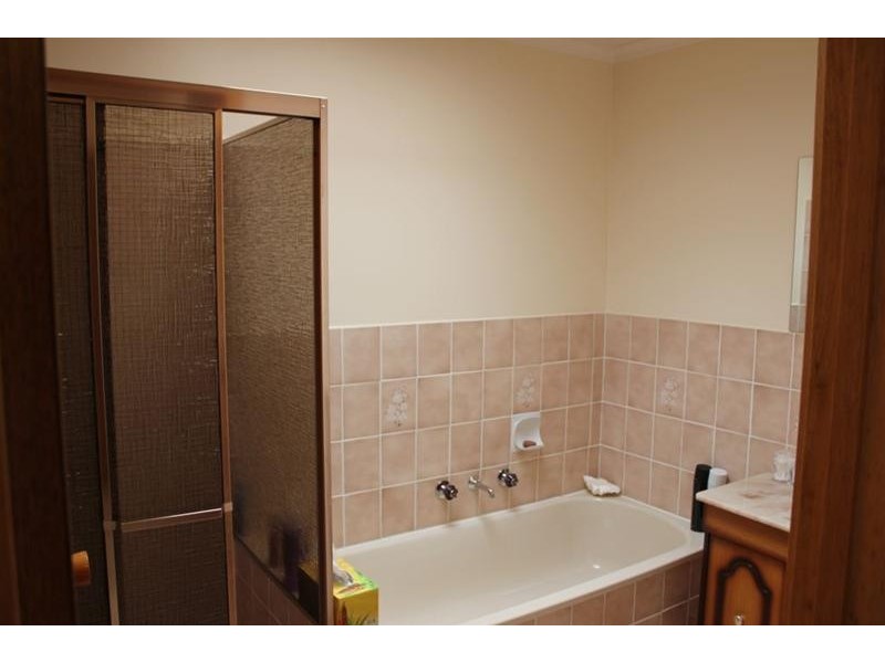 16 Endeavour Crescent, Endeavour Hills VIC 3802