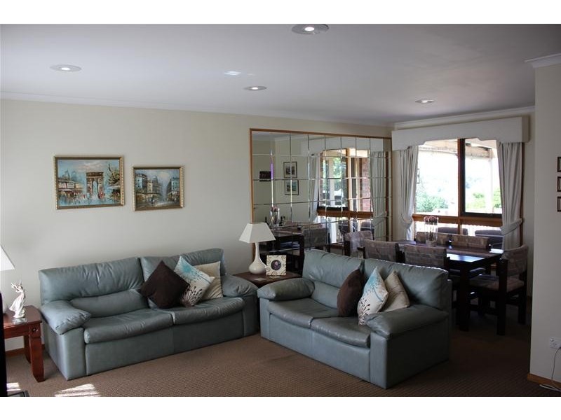 66 John Fawkner Drive, Endeavour Hills VIC 3802