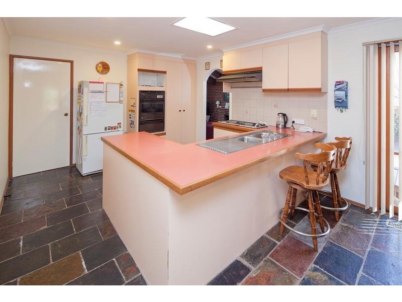 6 Antrim Close, Endeavour Hills VIC 3802