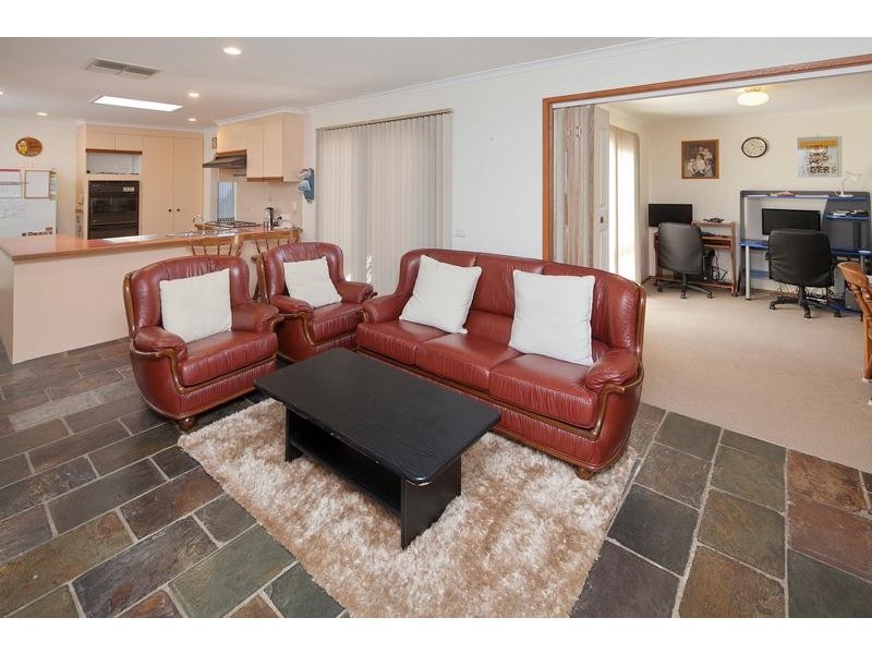 6 Antrim Close, Endeavour Hills VIC 3802