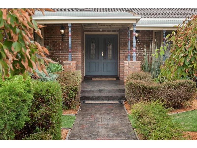 11 Erica Close, Endeavour Hills VIC 3802