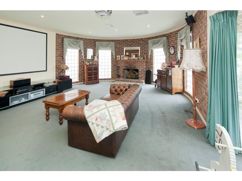 11 Erica Close, Endeavour Hills VIC 3802