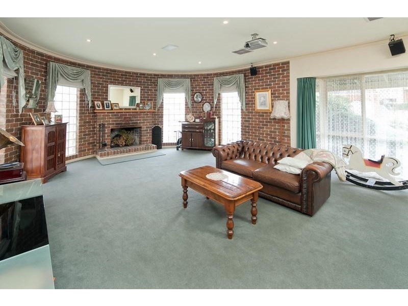 11 Erica Close, Endeavour Hills VIC 3802