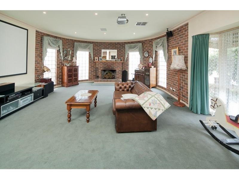 11 Erica Close, Endeavour Hills VIC 3802