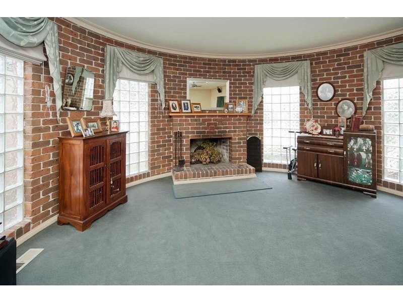 11 Erica Close, Endeavour Hills VIC 3802