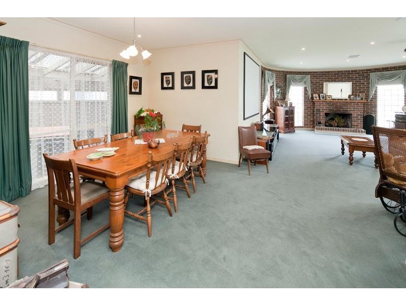 11 Erica Close, Endeavour Hills VIC 3802