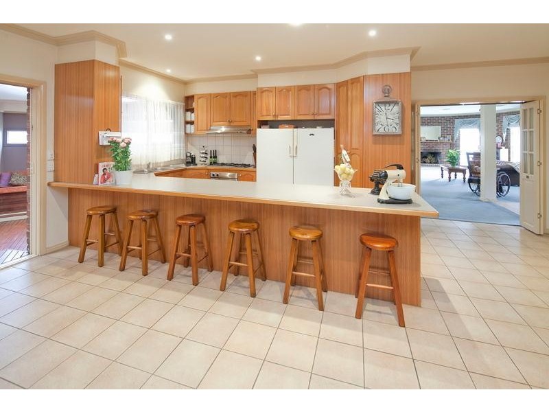 11 Erica Close, Endeavour Hills VIC 3802