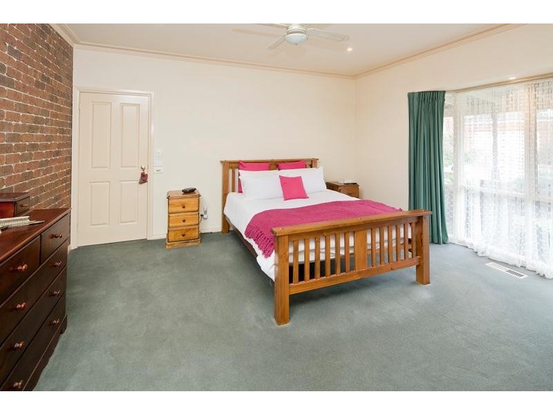 11 Erica Close, Endeavour Hills VIC 3802