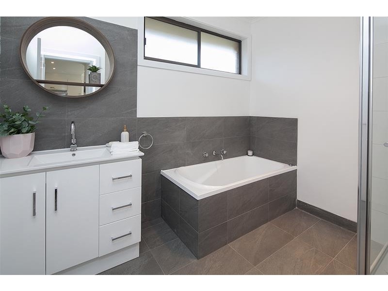 2/30 Simpson Drive, Dandenong North VIC 3175