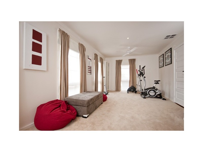 21 Zachary Hicks Crescent, Endeavour Hills VIC 3802