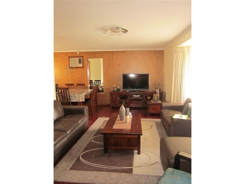 28 John Hunter Drive, Endeavour Hills VIC 3802