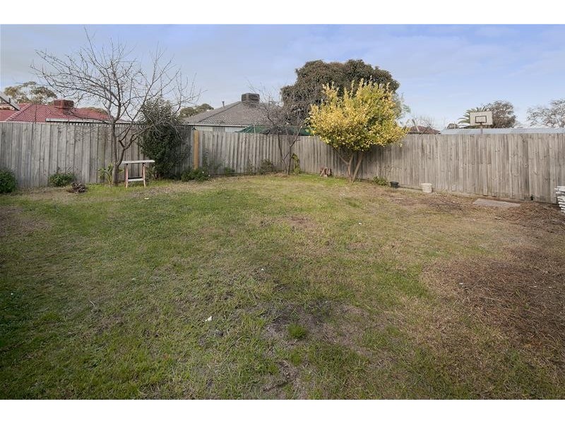 17 Shalimar Crescent, Dandenong North VIC 3175