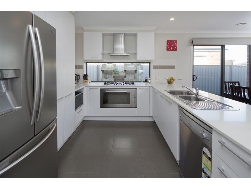 6 Serenity Street, Pakenham VIC 3810