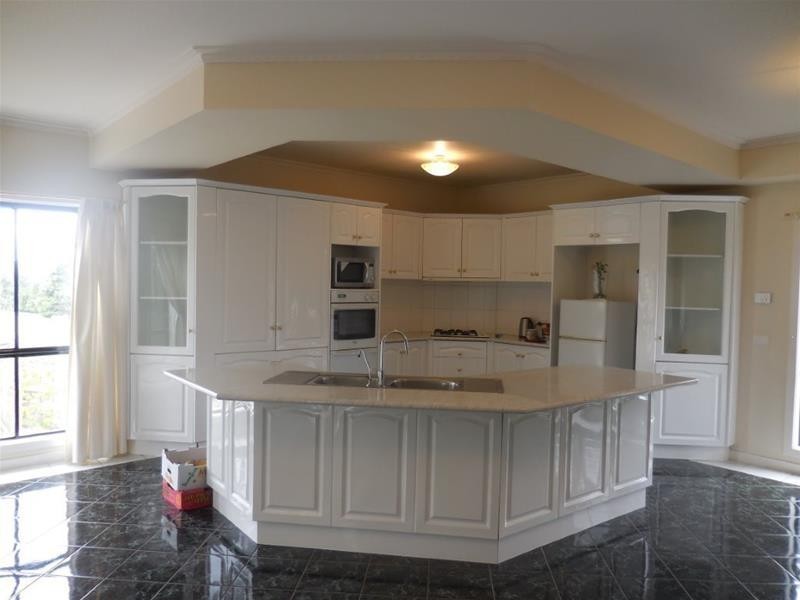 49 John Edgecumbe Way, Endeavour Hills VIC 3802